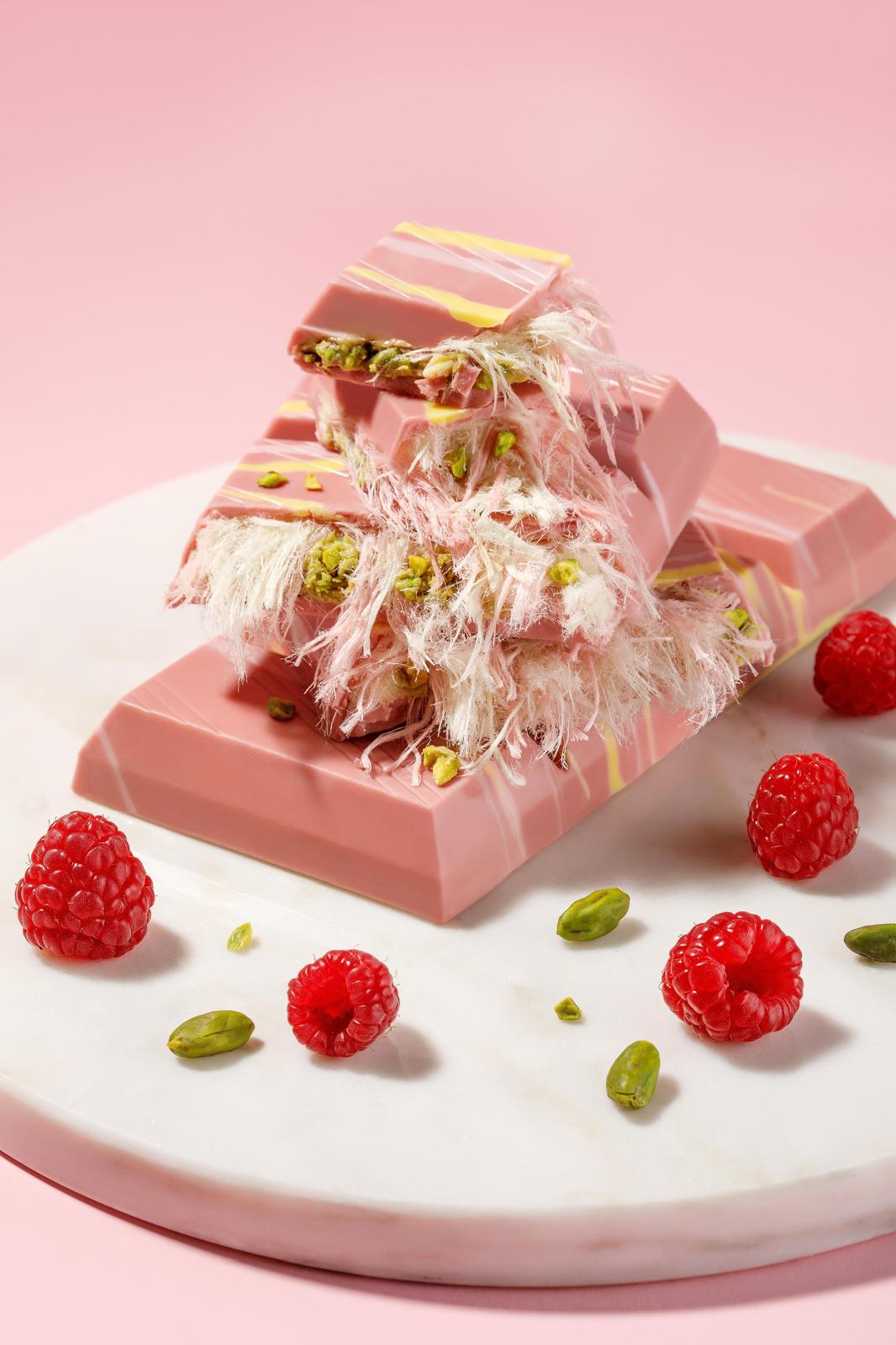 BEYOGLU ANGEL HAIR RASPBERRY WHITE CHOCOLATE | Biała czekolada o smaku malinowym z turecką watą cukrową i kremem pistacjowym 80g